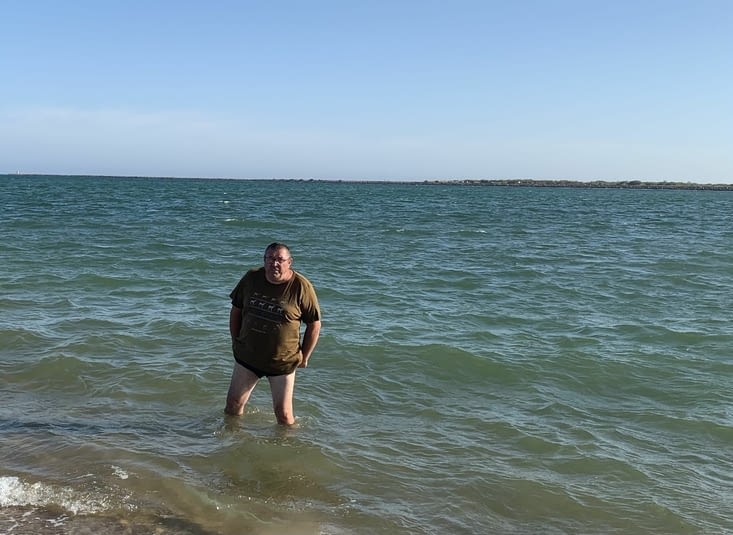 Premier bain de pied du capitaine   L’eau portugaise pas trop froide.