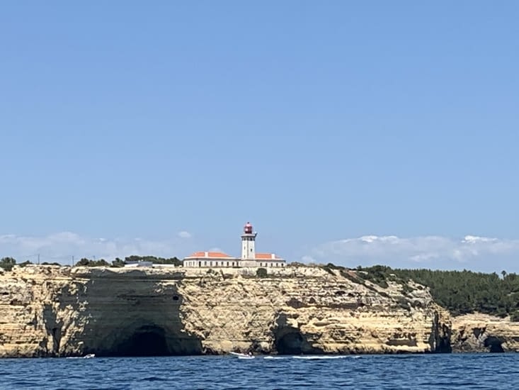 .La côte et les falaises avant Portimao.