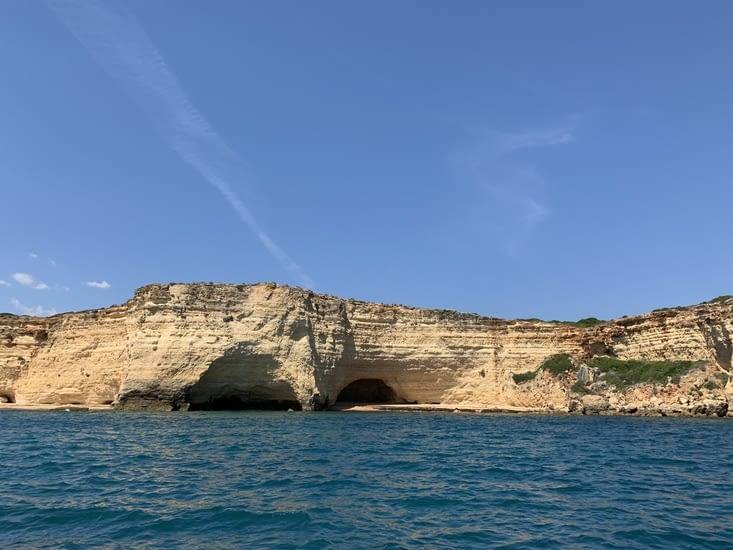 Les falaises présentent de nombreuses grottes