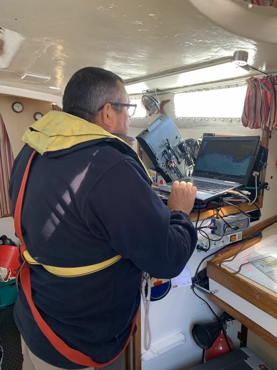 Le capitaine regarde le plan de navigation