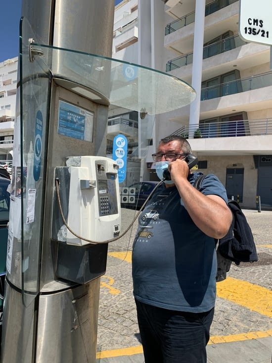 Marcel  n’insiste pas à téléphoner, tu as ton portable