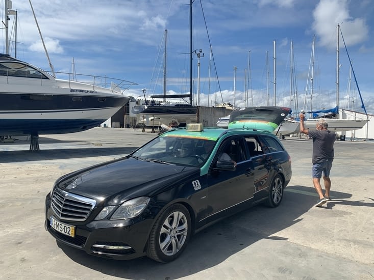 Notre équipage quitte le bateau pour aller à l’hotel