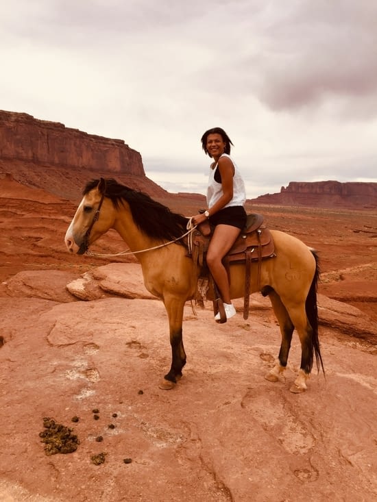 Sokhna sur un cheval Mustang