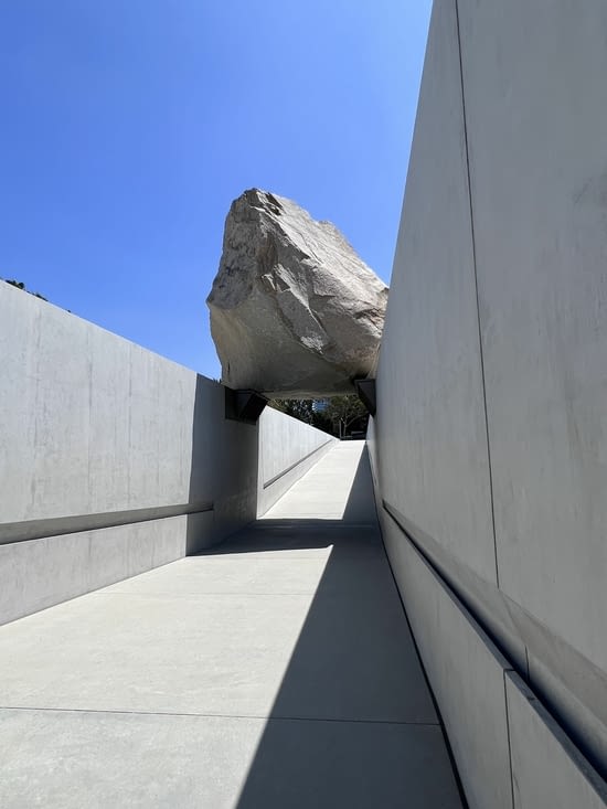 Levitated Mass de Michael Heizer