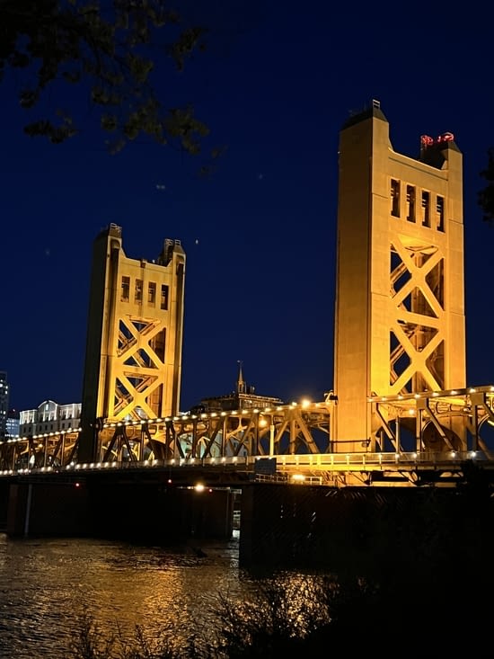Vue depuis l’autre rive du fleuve  Sacramento