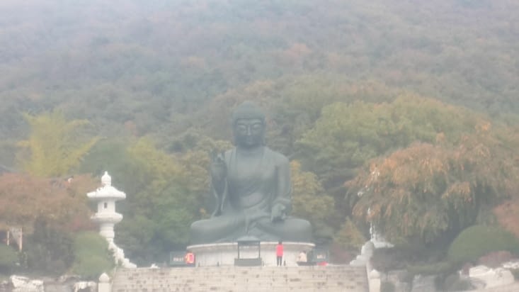 Un gigantesque Bouddha nous accueille au bout !