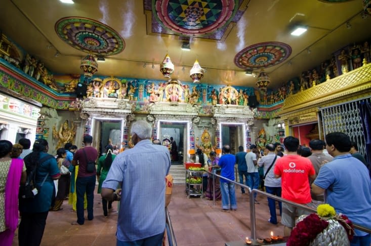 Et dans le temple, l'effervescence