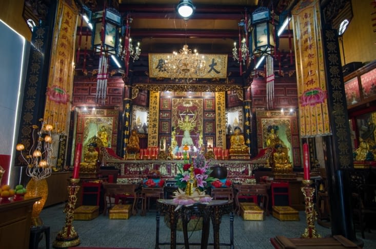 L'intérieur d'un temple bouddhiste