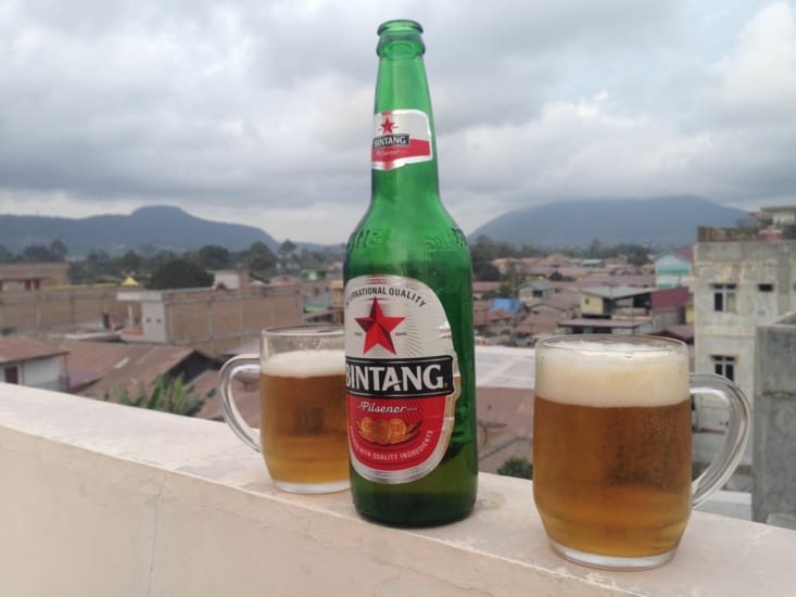 Une bière en contemplant les volcans :)