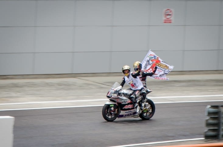 La victoire de Johan Zarco qui remporte aussi le championnat du monde Moto2 (Avec son double symbolisant ses deux titres historiques en Moto2)