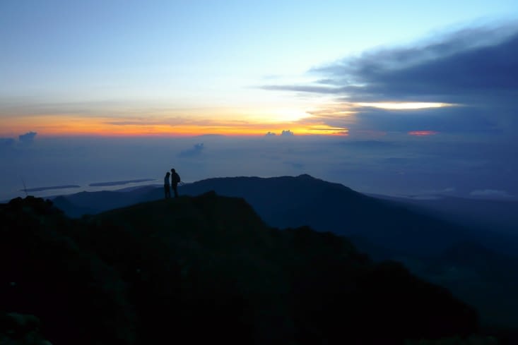 Le sommet du Mont Rinjani au lever de soleil