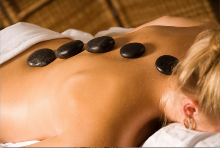 Massage aux pierres chaudes (source : temana.fr)