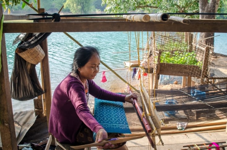 En train de tisser au bord du lac