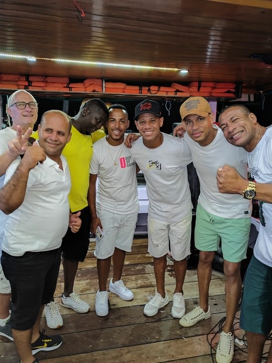 1 nuit sur le Bateau et il parle déjà Portugais après quelques verres de Whisky 🤣🤣🤣🤣