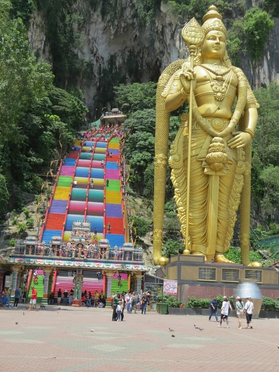 Grand Bouddha et grand escalier coloré