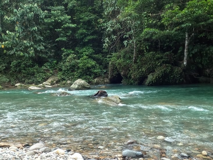 Rivière peu profonde. Heureusement car pas mal de courant