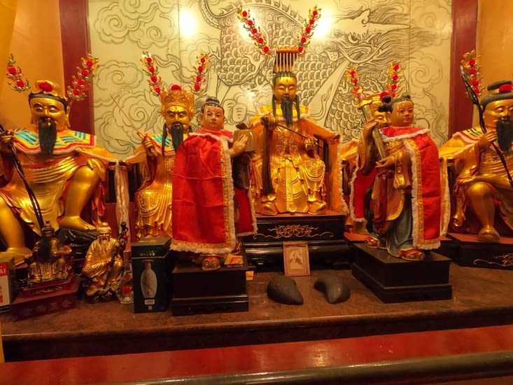 Nombreuses statuettes