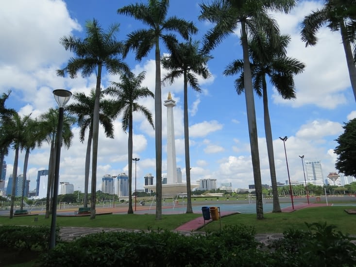 Grand parc avec obélisque commémorant l’indépendance du pays