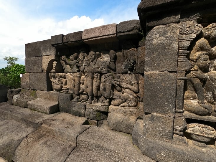 Bas reliefs tout autour