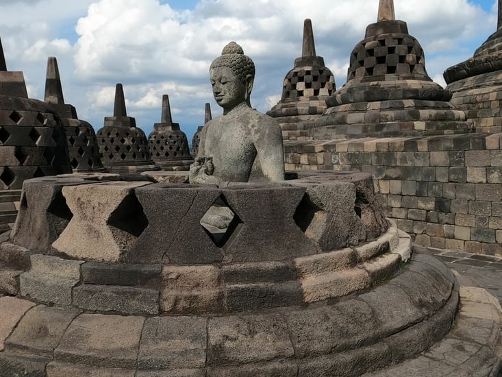 Un stupa cassé dans lequel on peut voir un bouddha