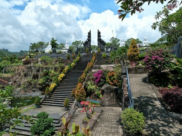 Escalier menant à une plate-forme avec un mini Borobudur
