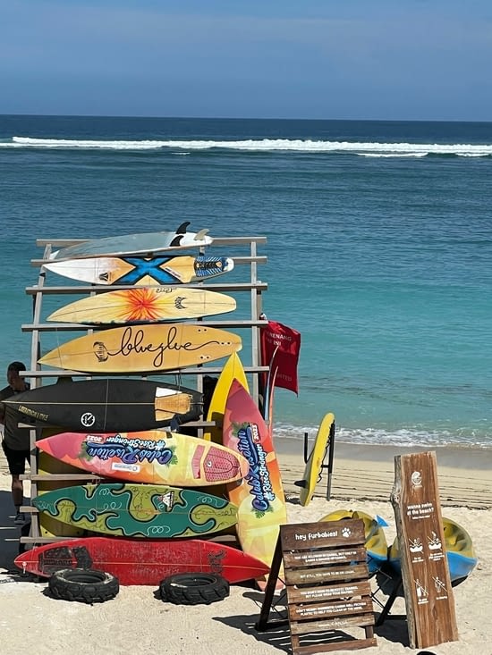 On peut même faire du surf comme sur beaucoup de plages ici