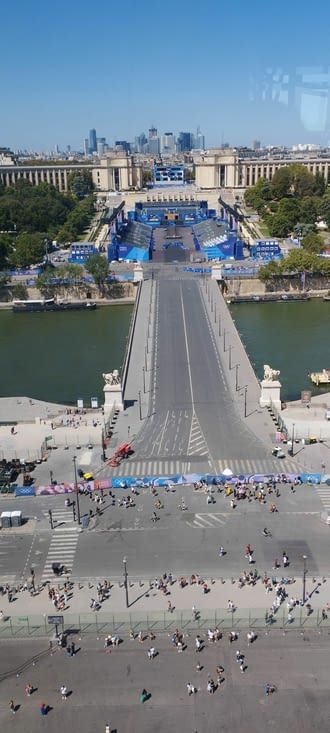 Le Parc des Champions, vide 🥲, vu du restaurant 'Madame Brasserie' à la tour Eiffel