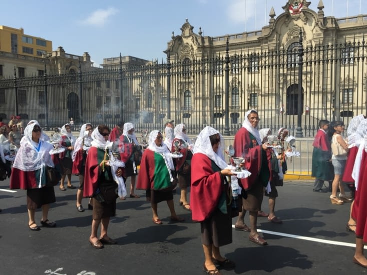 Les femmes précédent à reculons