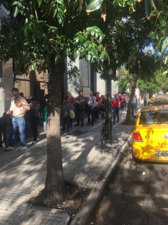 Les queues de plusieurs centaines de mètres