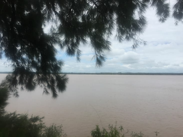 Le fleuve Uruguay et le pays du même nom au fond