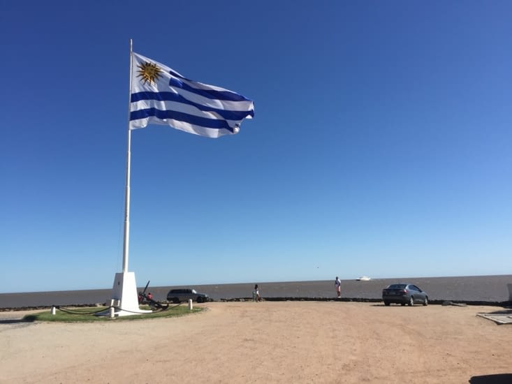 Le drapeau Uruguayen sur la place de Colonia