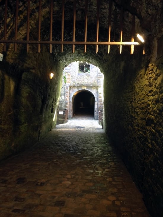 L'entrée du château, gardée par la herse.