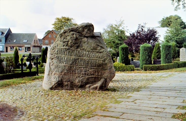 Jelling et ses célèbres pierres runiques de Gorm et Harald