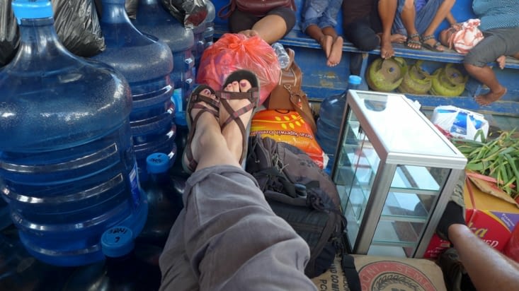 Les bateaux publics ravitaillent Bunaken en eau douce, gaz, etc.