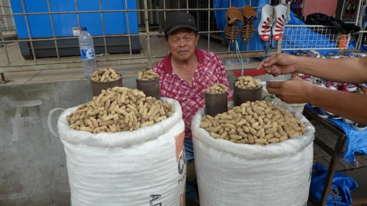 Vendeur de cacahuètes - Marché de Manado