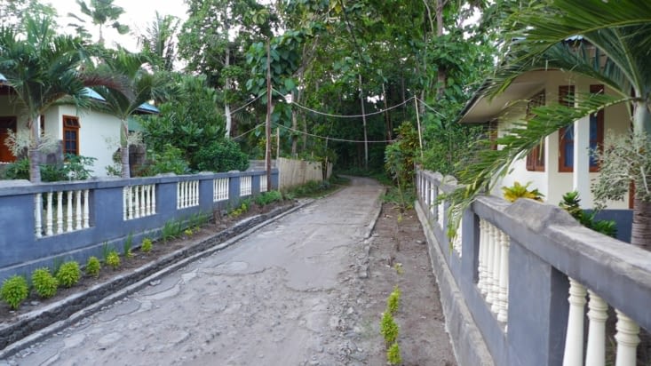 Unique route le long de la côte de Bunaken