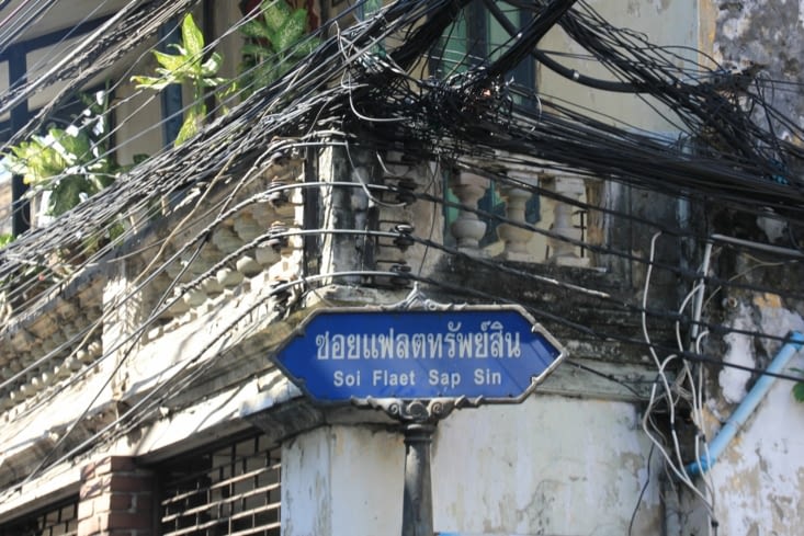 Méli-mélo de fils électriques dans Bangkok