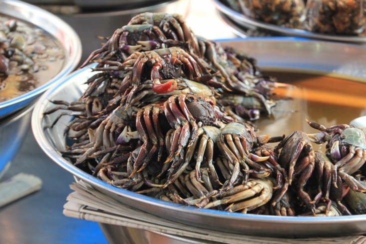 Soï Itsaranuphap : Préparation de crabes