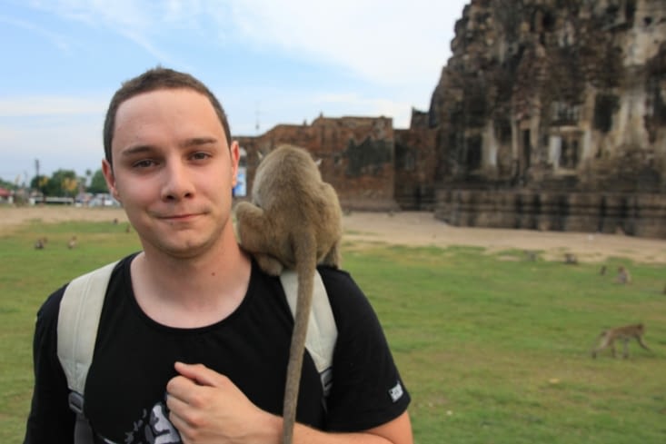 Alex a posé son singe au Phra Prang San Yod de Lopburi