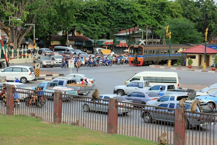 Circulation autour du temple central de Lopburi