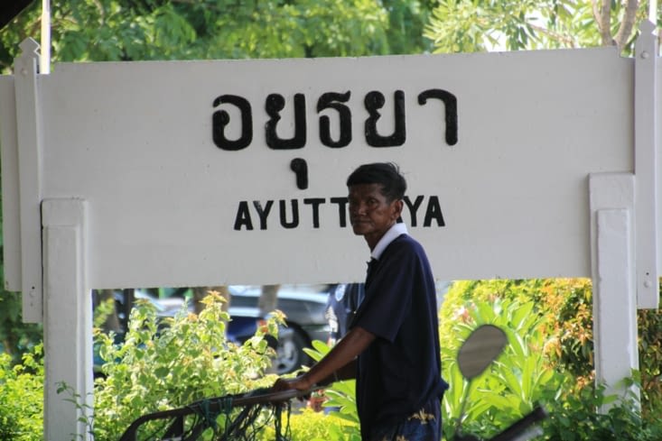 Escale dans la gare d'Ayutthaya
