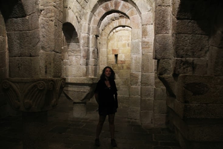 A la recherche d'un peu de fraîcheur dans la crypte du monastère de Leyre