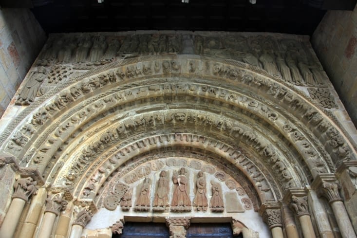 L'entrée décorée du monastère de Leyre
