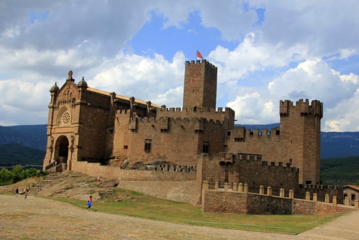 Solitaire et imposant : le Castillo de Javier