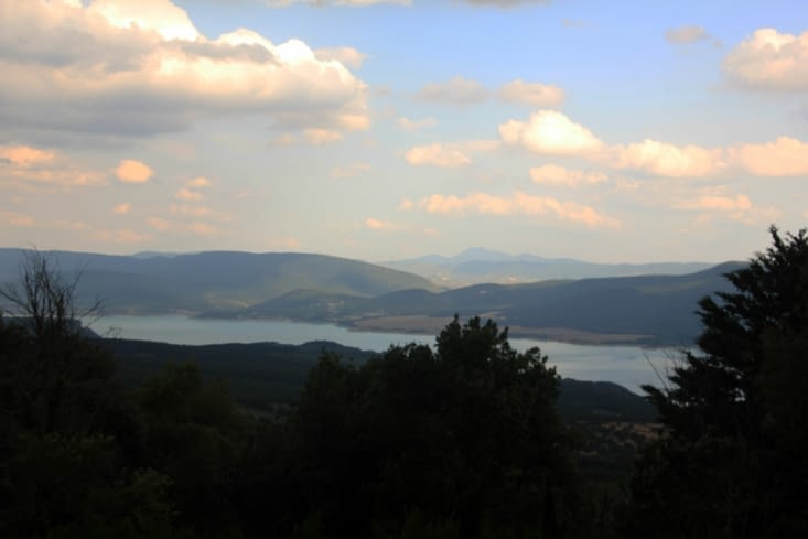 Vue  dont profitent les moines sur le lac de Yesa