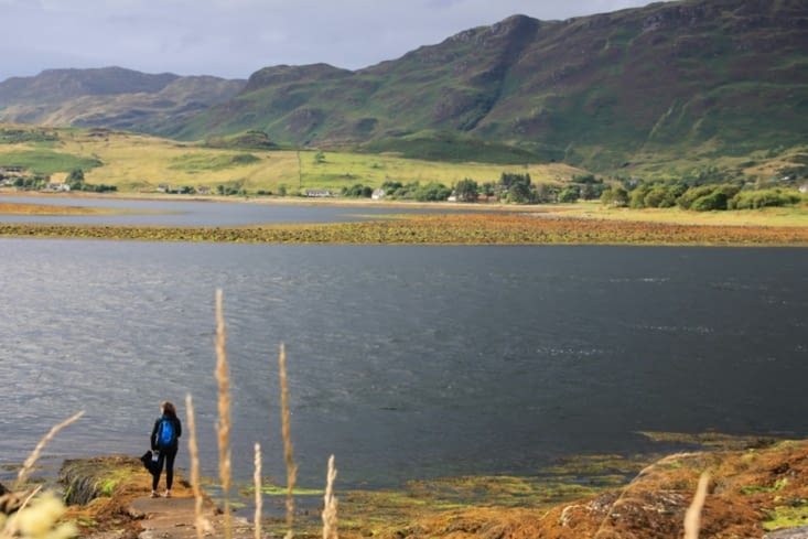 les eaux noires qui entourent le château d'Eilean Donan