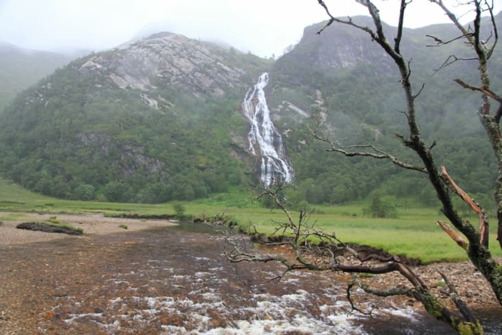 Pluie et cascade ( Upper Falls) dans les plaines du Glen Nevis