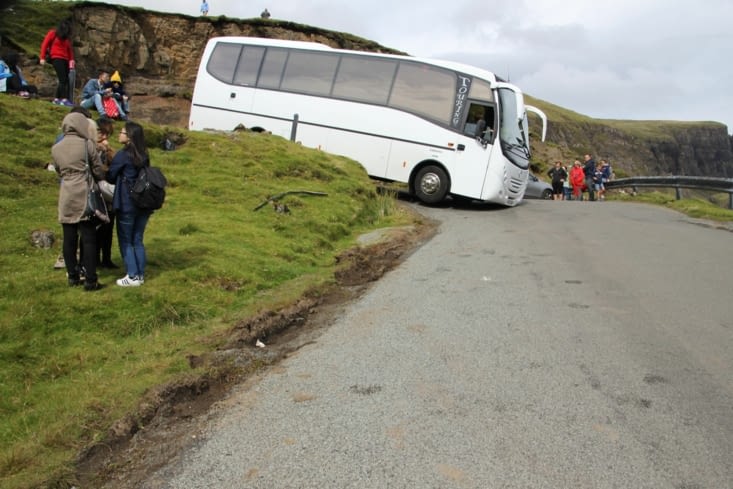 Il a posé son bus dans un virage de la péninsule de Trotternish