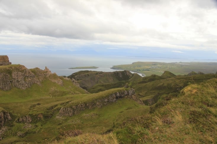 Les pieds dans la tourbe, le regard vers l'horizon : les quiraings c'est sympa