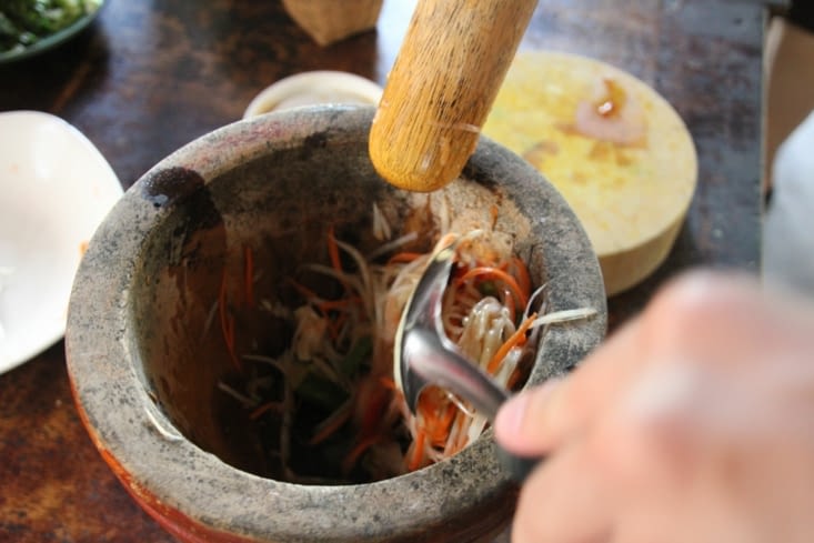 Tim pilonne dur pour sa  salade de papaye verte